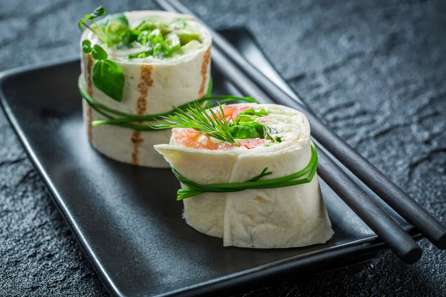 IKI nuotr. / Lašišos, avokado ir mango suktinukai